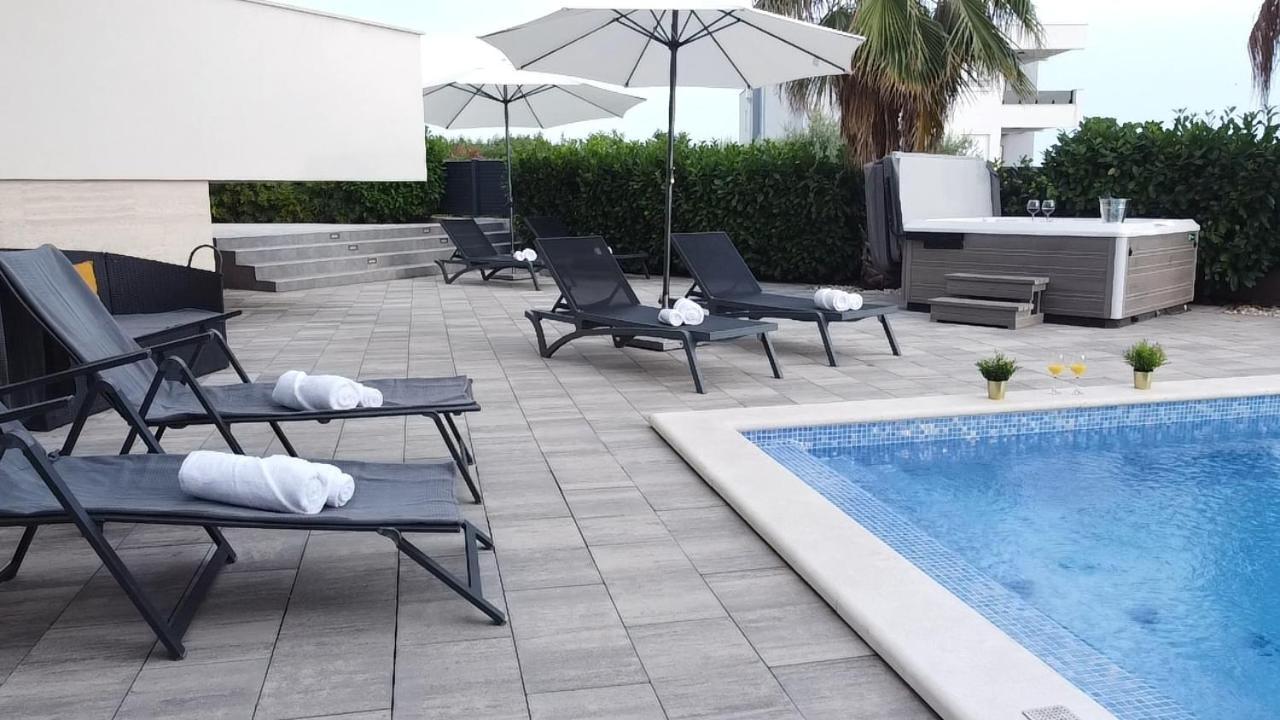 Apartments Pool Villa Aldura Novalja Eksteriør bilde
